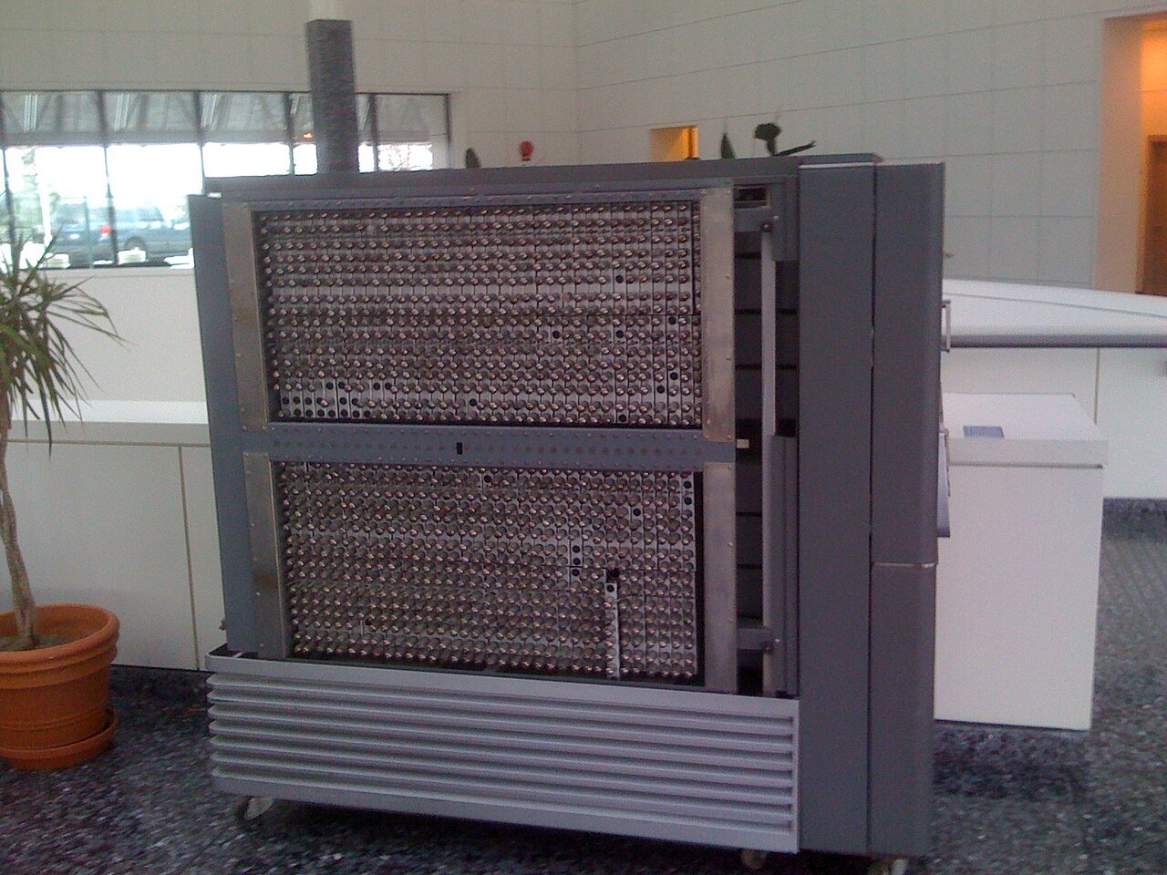 진공관 모듈 수백 개가 격자처럼 빼곡히 꽂힌 IBM 701 컴퓨터의 본체 틀, 전시장 안에 놓여 있다