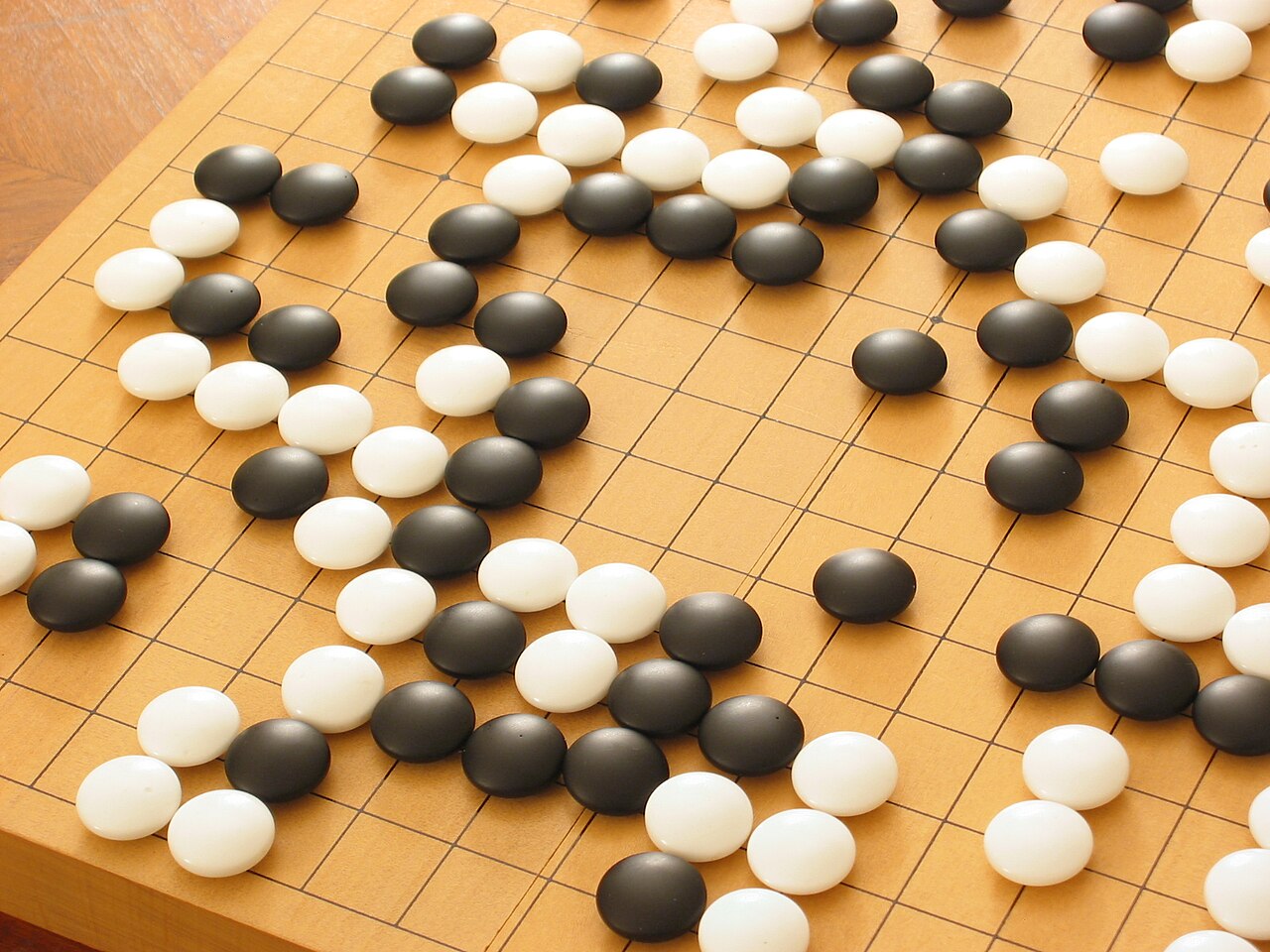 돌이 놓인 바둑판