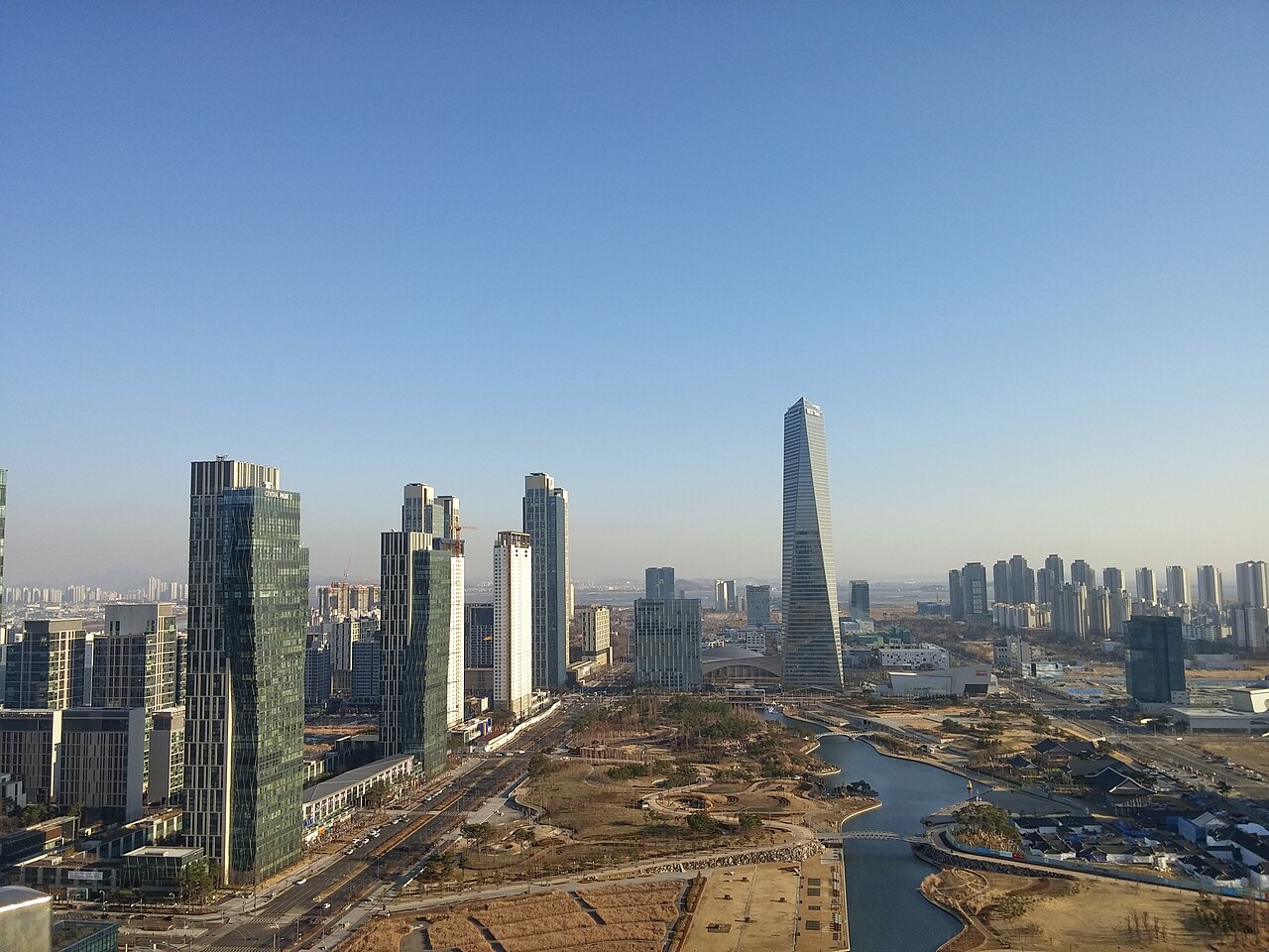 인천 송도 국제도시의 고층 빌딩과 야경