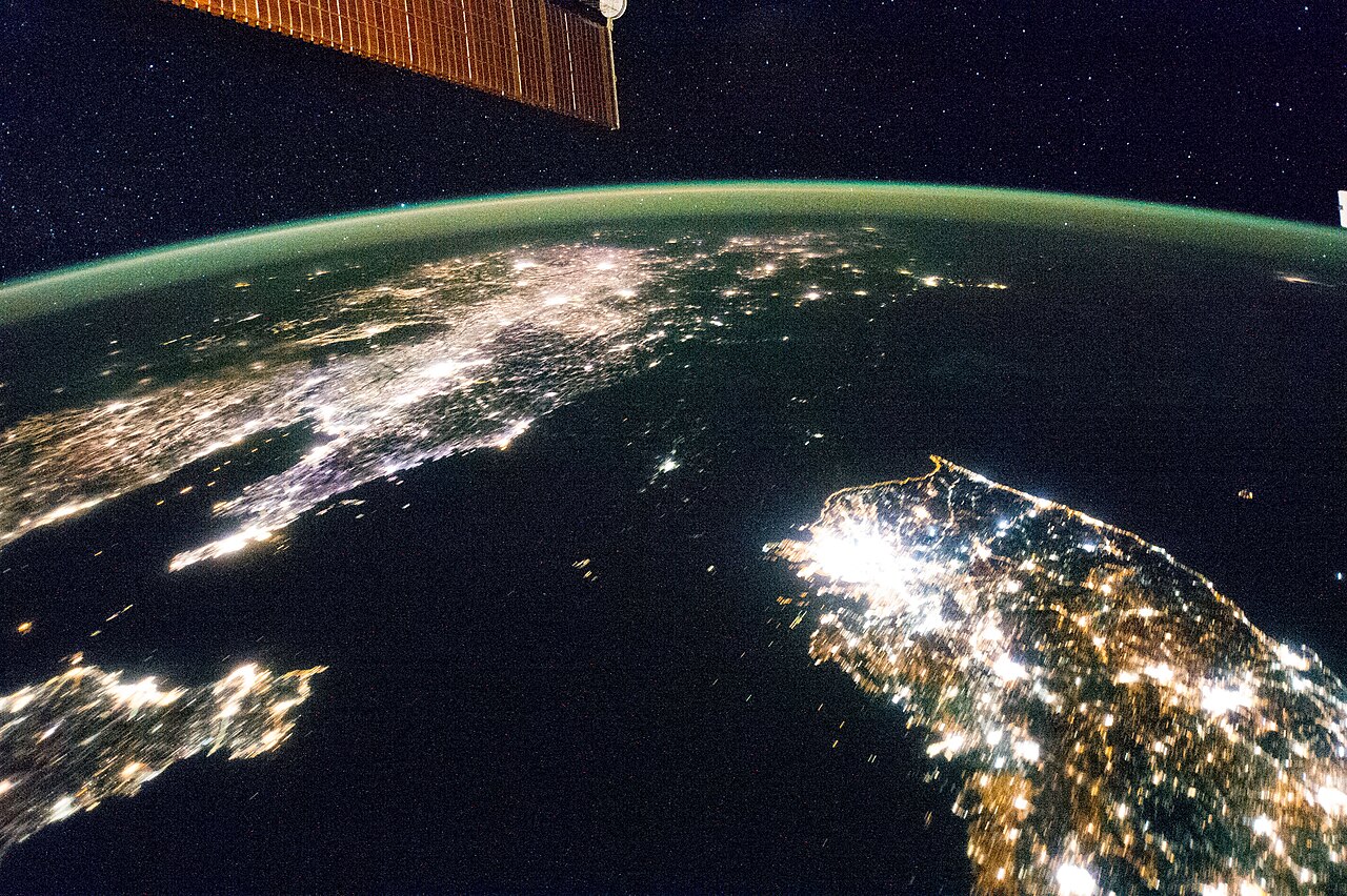 국제우주정거장에서 촬영한 밤의 한반도 — 남쪽은 불빛으로 환하고 북쪽은 어둡다