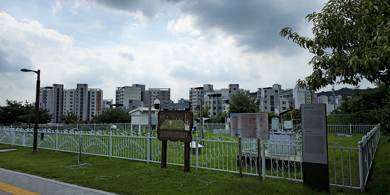 서울기상관측소의 잔디밭에 관측 장비들이 설치된 모습