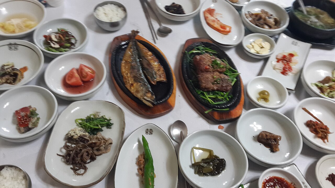다양한 그릇에 반찬이 담긴 한식 상차림