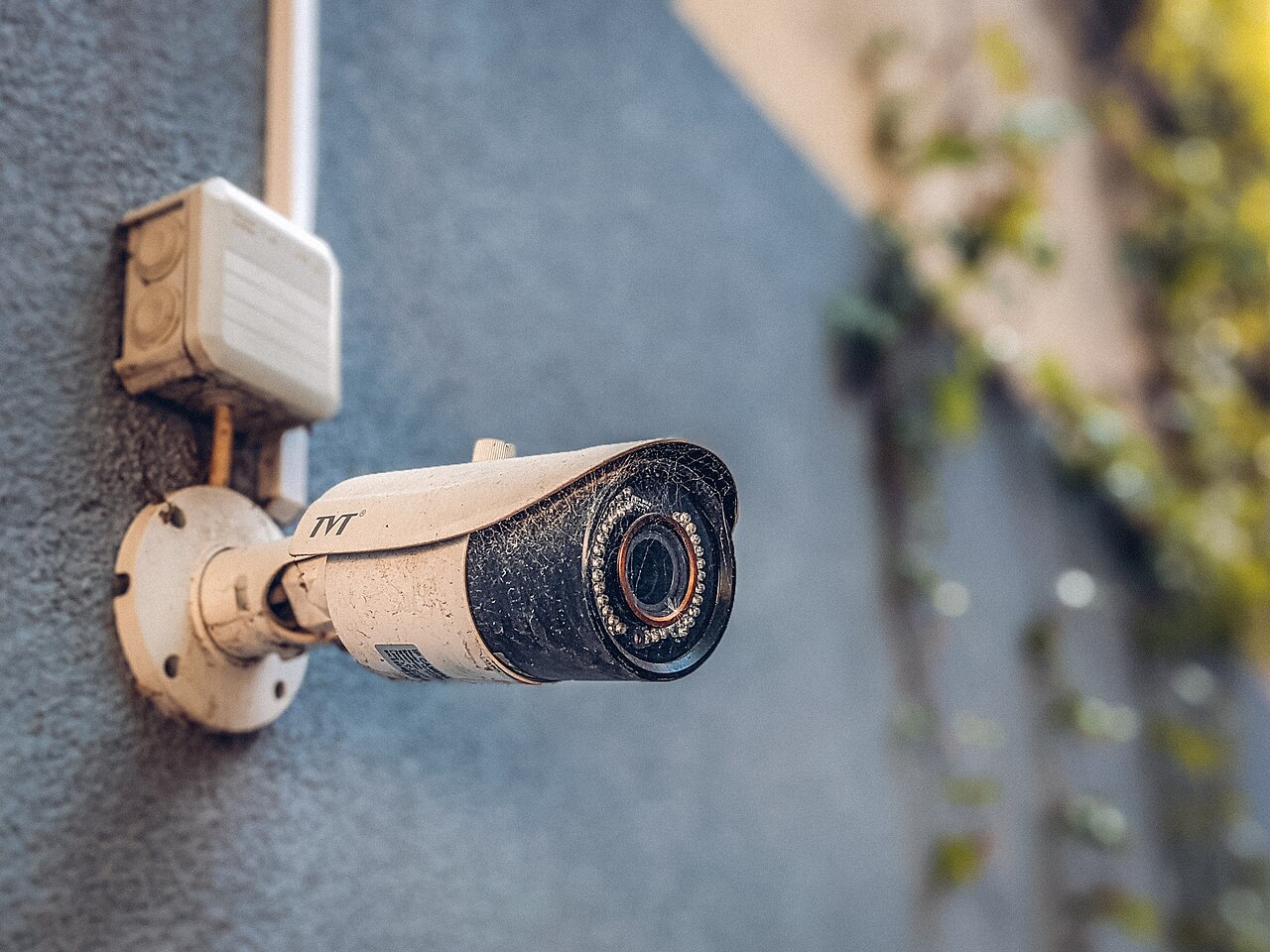 건물 외벽의 CCTV 카메라