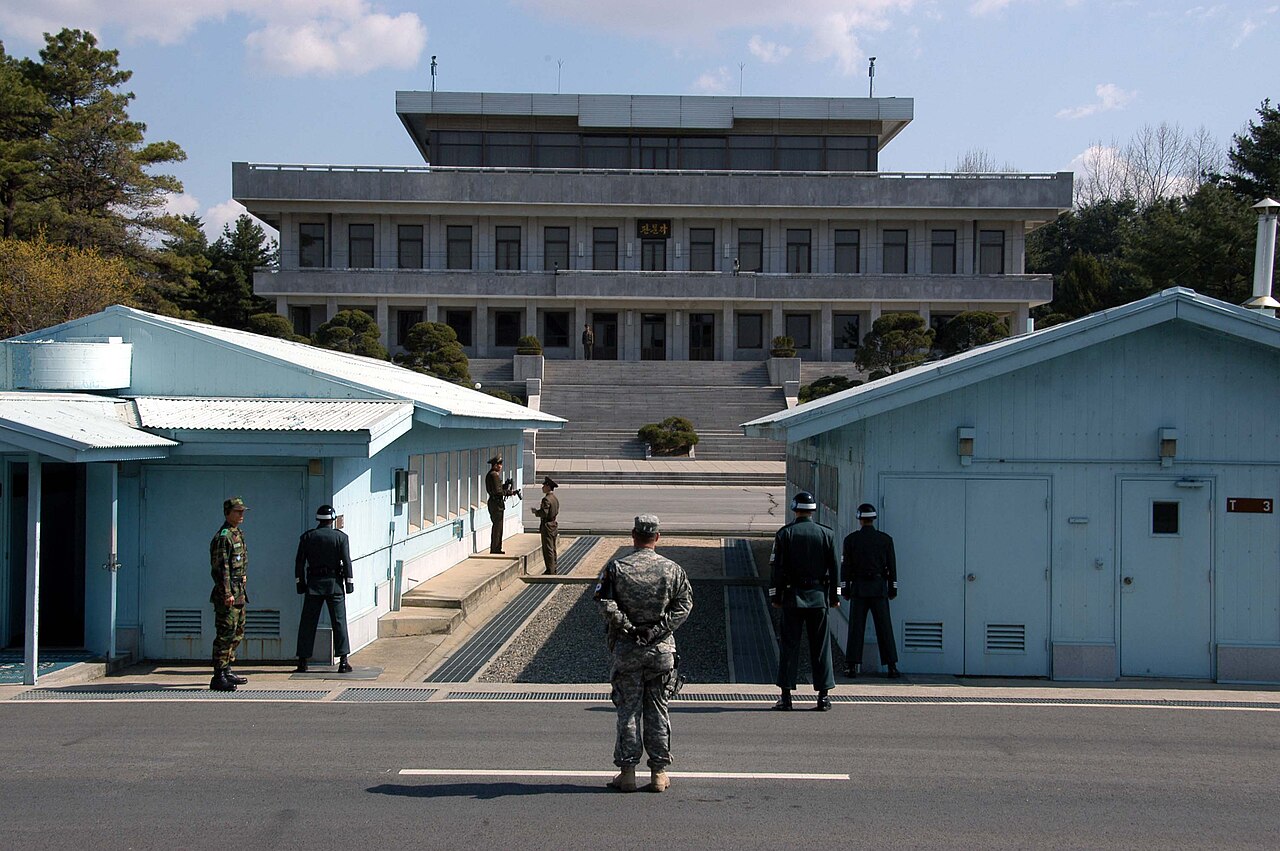 판문점 공동경비구역에서 남과 북의 군인들이 군사분계선을 사이에 두고 마주 서 있는 모습