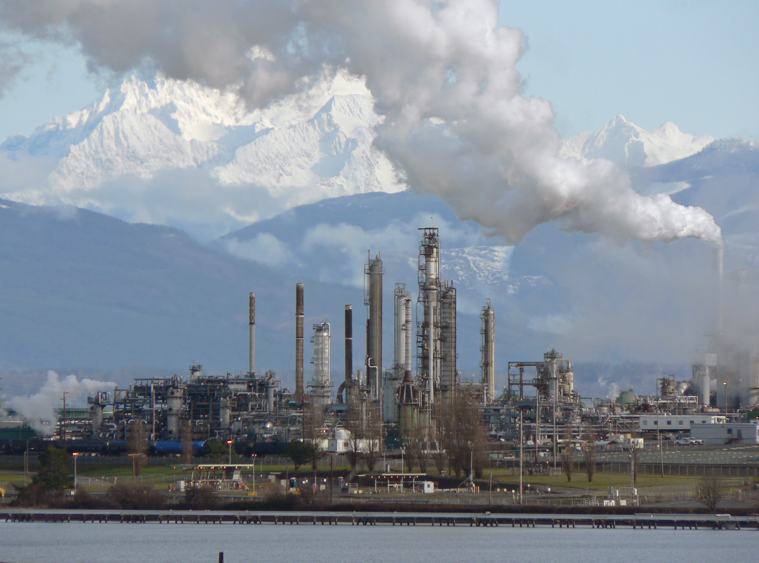정유공장 분별 증류탑 — Anacortes Refinery