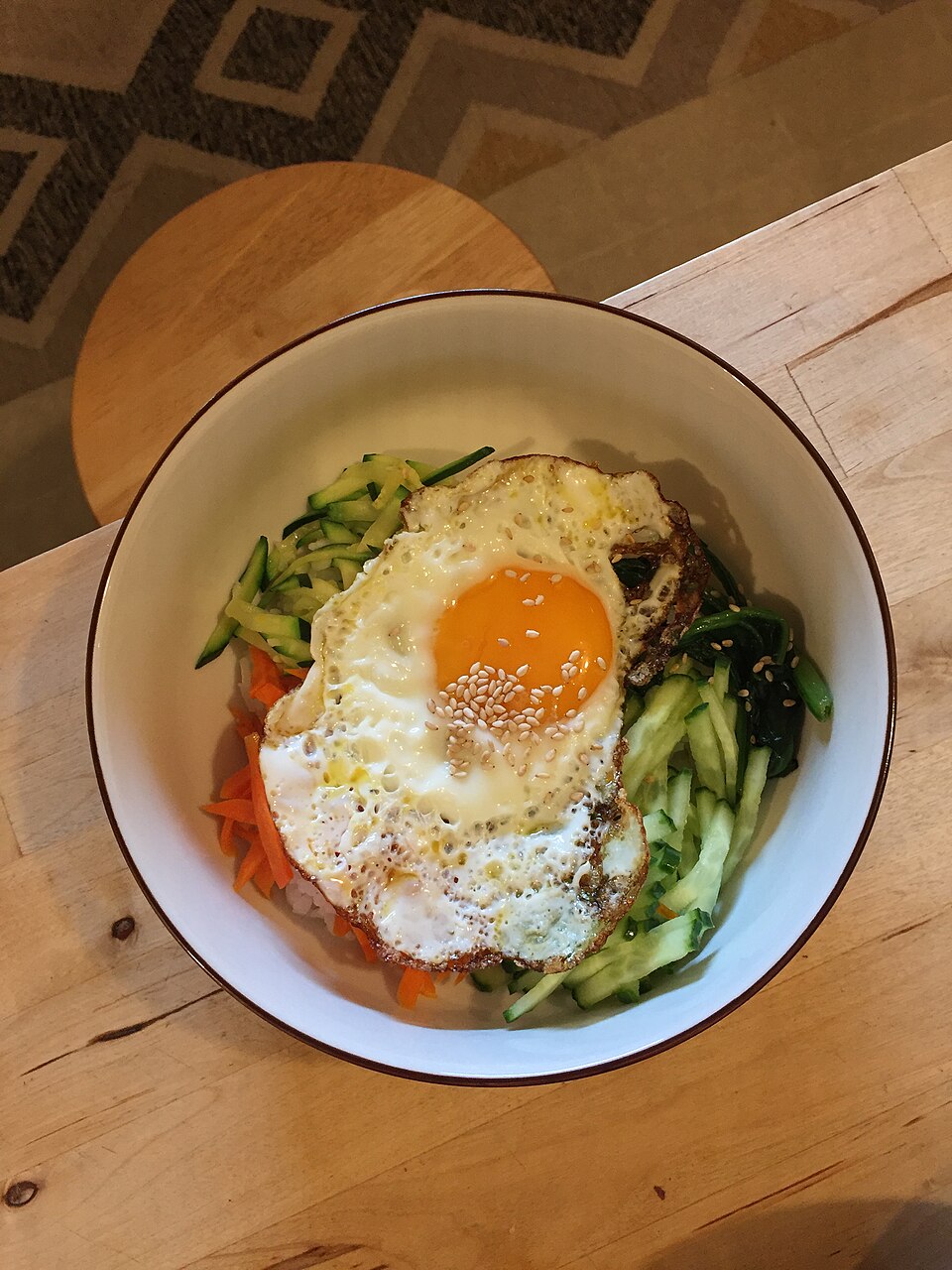 여러 나물과 달걀·고기를 밥 위에 올린 비빔밥 한 그릇